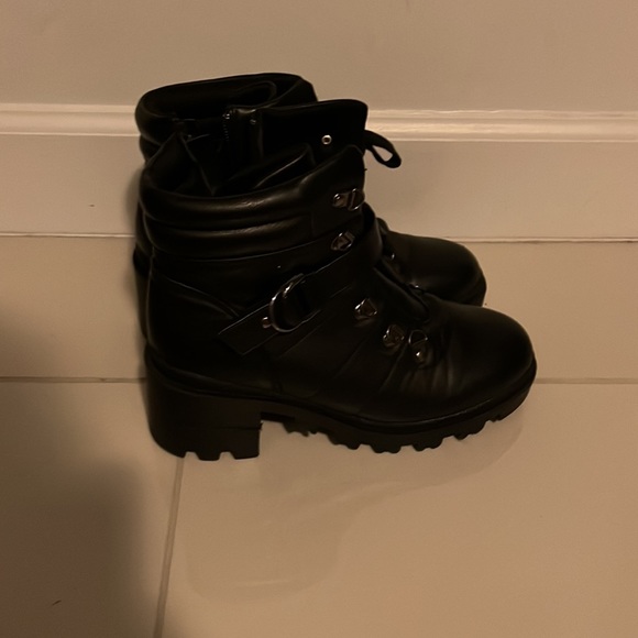 black boots - Picture 4 of 4